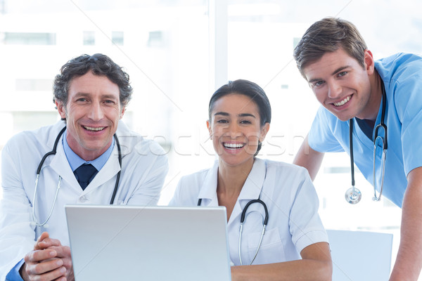 [[stock_photo]]: équipe · médecins · travail · portable · souriant · caméra