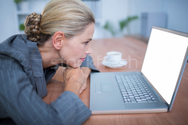 Aufmerksam Geschäftsfrau beobachten Laptop Seitenansicht Stock foto © wavebreak_media