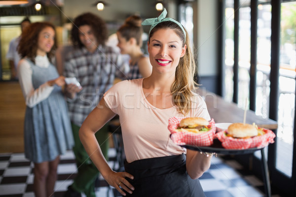Foto stock: Sorridente · jovem · garçonete · burger · restaurante