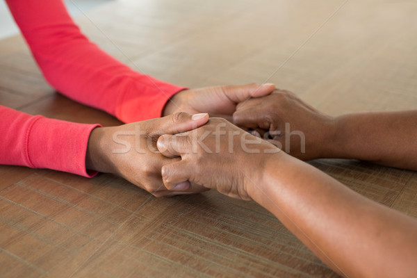 Mutter Tochter Hand in Hand Stock home Notebook Stock foto © wavebreak_media