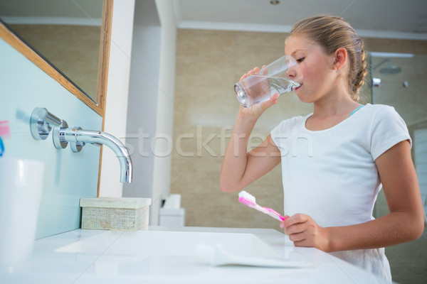 Kız içme suyu diş fırçası banyo batmak Stok fotoğraf © wavebreak_media