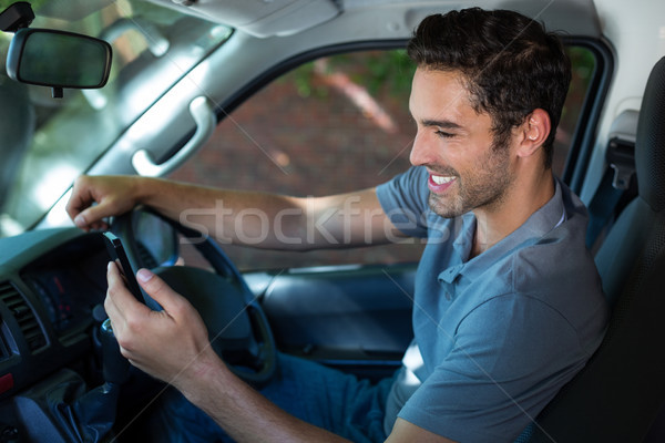 [[stock_photo]]: Pilote · téléphone · séance · voiture · souriant · élégant