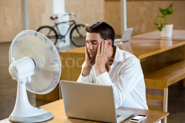 [[stock_photo]]: Homme · brise · portable · bureau · bureau