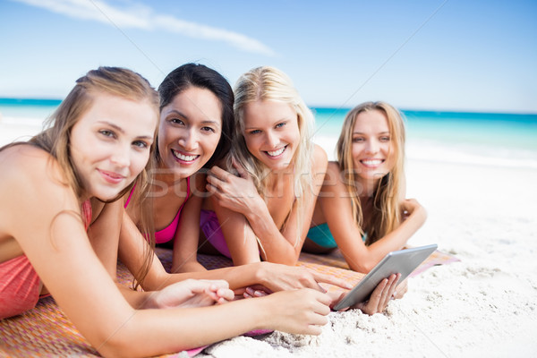 Amigos mirando tableta playa mujer feliz Foto stock © wavebreak_media
