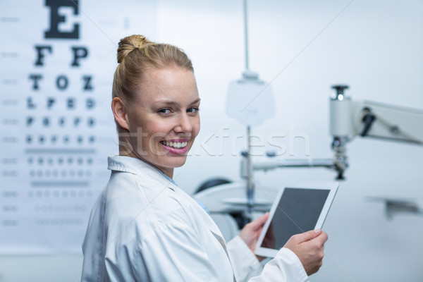 Sorridente optometrista digital comprimido retrato Foto stock © wavebreak_media