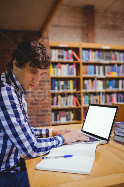 Estudiante usando la computadora portátil biblioteca escritorio ordenador hombre Foto stock © wavebreak_media