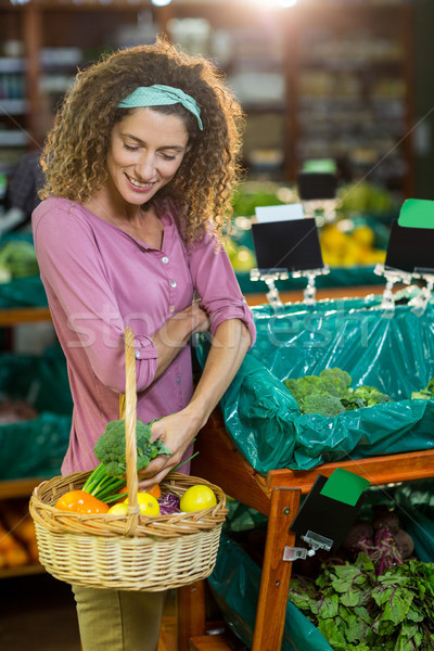 Foto stock: Sorrindo · compra · legumes · orgânico · seção · supermercado