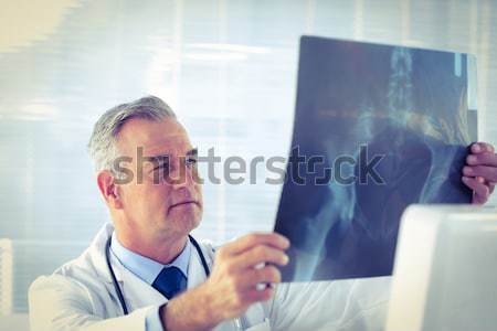 Orvosok megbeszélés röntgen jelentés folyosó kórház Stock fotó © wavebreak_media