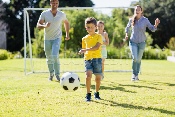 ストックフォト: 幸せな家族 · 演奏 · サッカー · 公園 · 女性