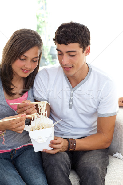 Pareja adolescentes comer pasta casa sofá Foto stock © wavebreak_media