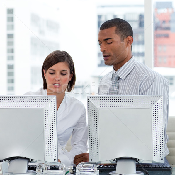 Stockfoto: Twee · zakenlieden · helpen · ander · computers · kantoor