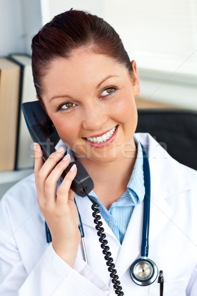 Zachwycony kobiet lekarza mówić telefonu biuro Zdjęcia stock © wavebreak_media