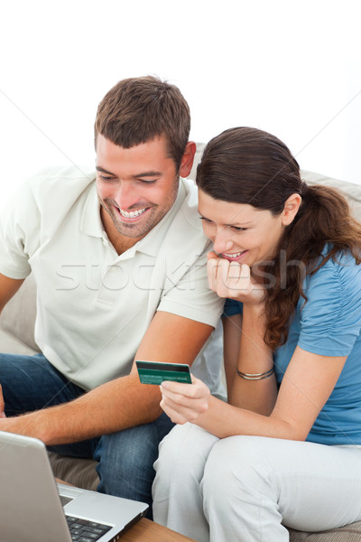 [[stock_photo]]: Couple · achat · ligne · portable · carte · de · crédit · canapé