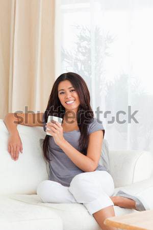 Stockfoto: Gelukkig · vrouw · tapijt · woonkamer · handen · glimlach