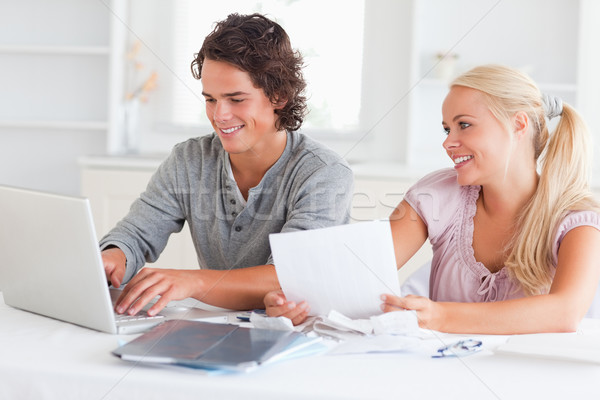 Feliz casal contabilidade sala de estar amor homem Foto stock © wavebreak_media