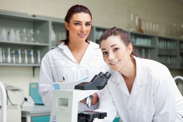 Cute wetenschap studenten poseren laboratorium vrouw Stockfoto © wavebreak_media