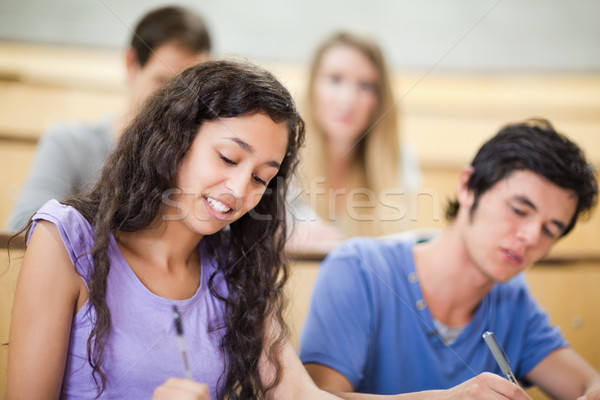 Zdjęcia stock: Uśmiechnięty · studentów · piśmie · amfiteatr · szczęśliwy · farbują