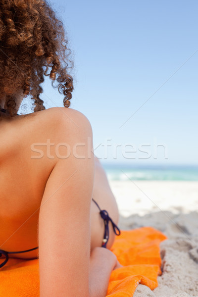 Widok z tyłu młoda kobieta pomarańczowy ręcznik plażowy morza plaży Zdjęcia stock © wavebreak_media