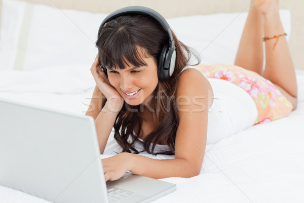 Foto stock: Sorridente · mulher · jovem · assistindo · vídeo · laptop · cama
