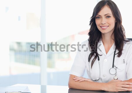 Foto d'archivio: Giovani · sorridere · medico · seduta · desk · nero