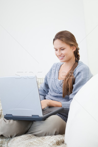 Mulheres sessão usando laptop quarto computador laptop Foto stock © wavebreak_media