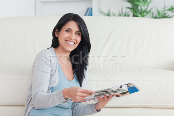 [[stock_photo]]: Femme · souriante · magazine · canapé · salon