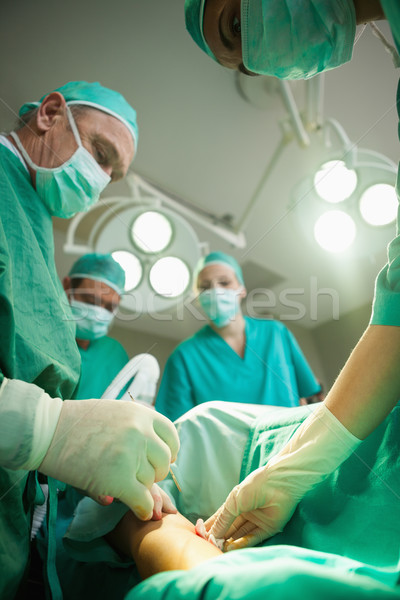 Foto stock: Equipe · cirurgiões · bisturi · abrir · paciente · cirúrgico