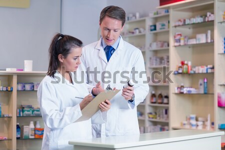 薬剤師 薬物 ボックス 歳の男性 病院 ストックフォト © wavebreak_media