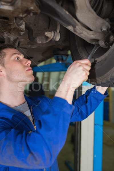 Homem carro pneu chave inglesa masculino mecânico Foto stock © wavebreak_media