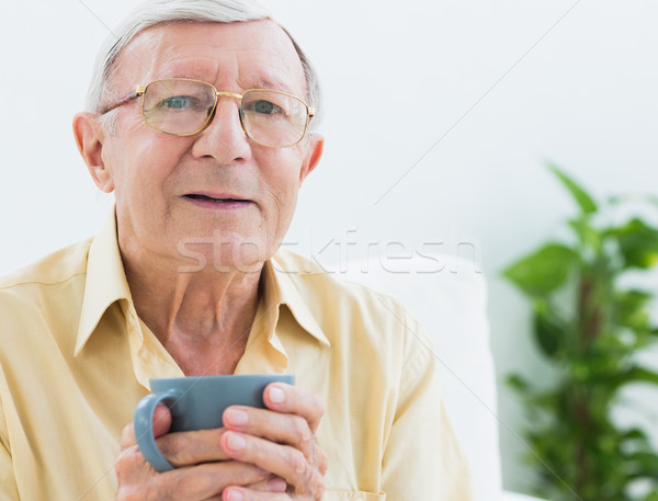 Ouderen man beker naar camera home Stockfoto © wavebreak_media