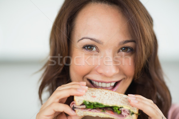 Primer plano mujer comer sándwich retrato hermosa Foto stock © wavebreak_media