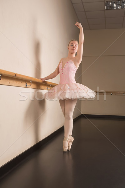 Hermosa bailarina pie danza estudio Foto stock © wavebreak_media