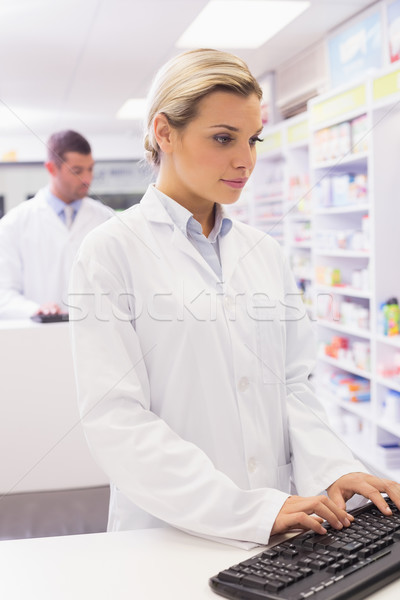 Concentrate pharmacist using computer Stock photo © wavebreak_media