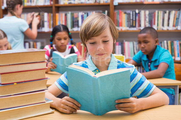 Cute lectura biblioteca escuela primaria escuela Foto stock © wavebreak_media