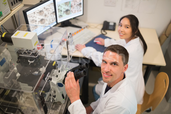 Foto stock: Bioquímica · estudantes · grande · microscópio · computador · universidade