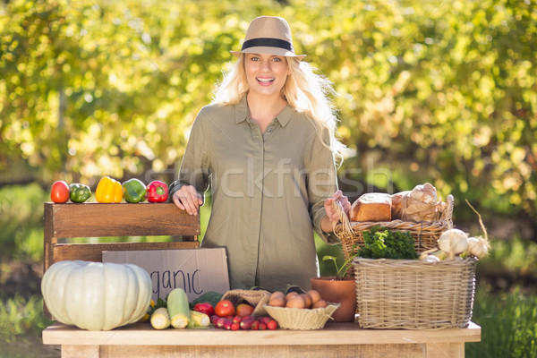 Souriant table portrait vert [[stock_photo]] © wavebreak_media