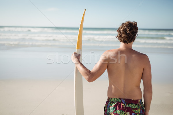 Stock fotó: Hátsó · nézet · póló · nélkül · férfi · tart · szörfdeszka · tengerpart