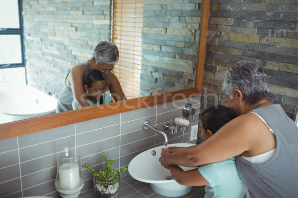 Grand-mère petite fille lavage mains salle de bain évier [[stock_photo]] © wavebreak_media