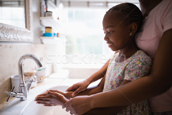 Mère fille lavage mains salle de bain évier [[stock_photo]] © wavebreak_media