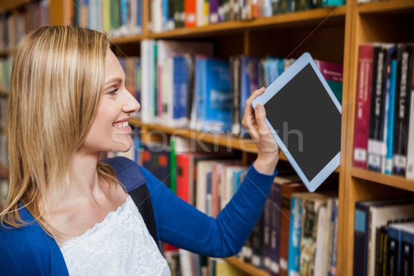 Stockfoto: Vrouwelijke · student · tablet · boekenplank · universiteit · vrouw