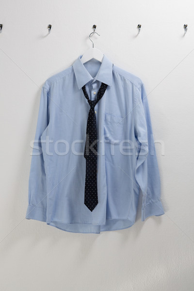 Cămaşă cravată agatat carlig perete ţesătură Imagine de stoc © wavebreak_media