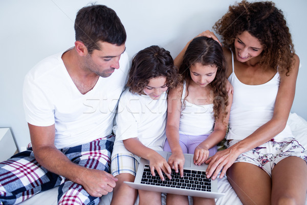 Familie folosind laptop împreună pat dormitor calculator Imagine de stoc © wavebreak_media