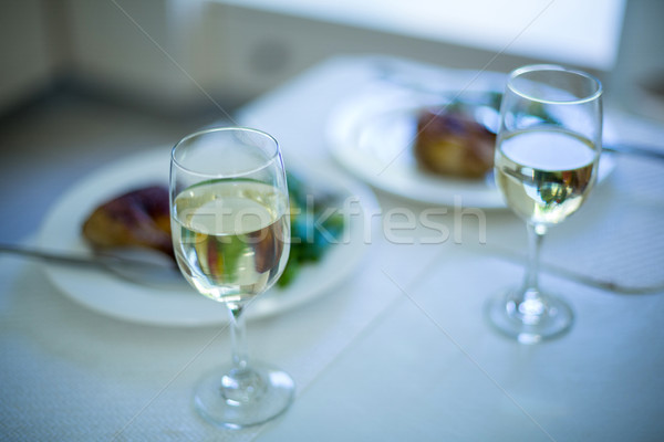 Doua pahare de vin masă tabel acasă alimente Imagine de stoc © wavebreak_media