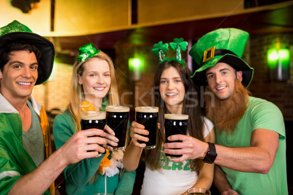 [[stock_photo]]: Souriant · amis · irlandais · fille · heureux · verre