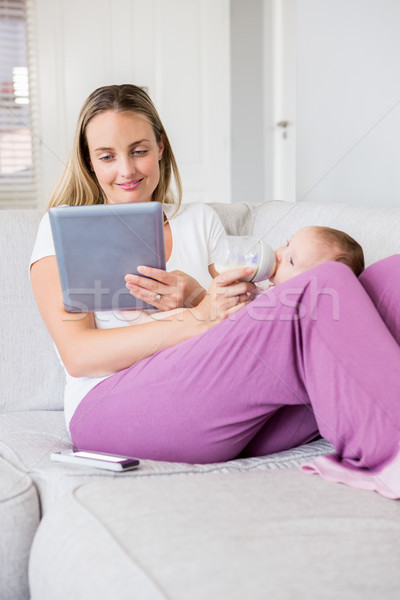 Anne dijital tablet bebek süt Stok fotoğraf © wavebreak_media