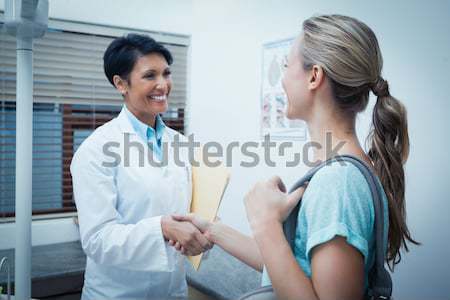 Femeie medic tensiune arteriala pacient spital femeie Imagine de stoc © wavebreak_media