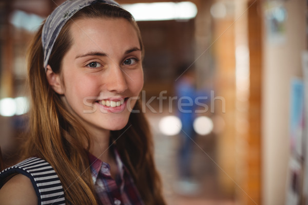 Foto d'archivio: Ritratto · sorridere · studentessa · piedi · corridoio