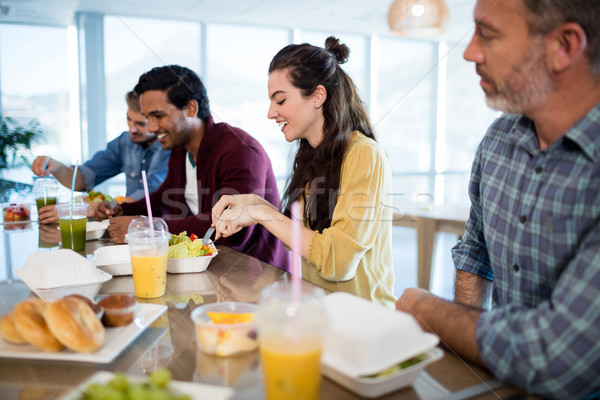 Creative équipe commerciale repas bureau souriant homme [[stock_photo]] © wavebreak_media