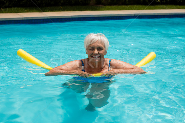 Senior femeie înot gonflabile tub piscină Imagine de stoc © wavebreak_media