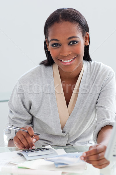 Stockfoto: Aantrekkelijk · zakenvrouw · calculator · bureau · kantoor · vrouw